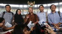 Sejumlah akademisi  datangi Mahkamah Konstitusi untuk menyerahkan berkas.