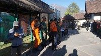 Untuk proses evakuasi ini, kami mengirimkan personel evakuasi ke atas tapi kemarin sudah ada juga di situ, sementara buka jalur kurang lebih yang 500-an, ujar DPM Jaya. Foto: Kanavino Ahmad Rizqo/detikcom