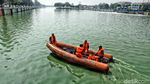 Melihat Aksi Petugas Oranye Bersihkan Danau Sunter