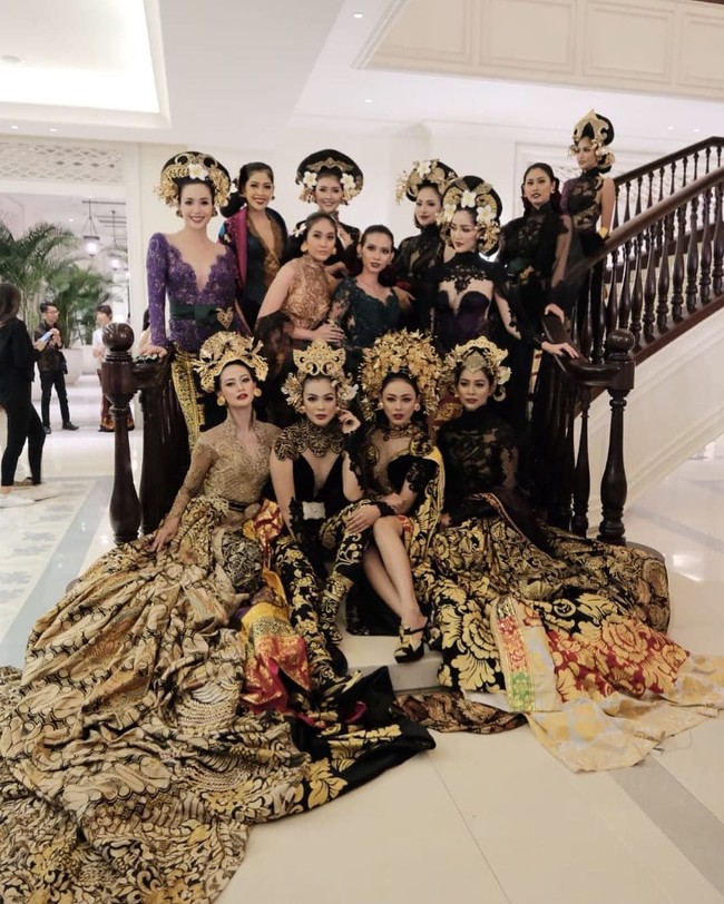 Say cheers! Inilah momen para jawara Puteri Indonesia dan model yang berpartisipasi berfoto bareng. Ayu tenan, komentar seorang netizen di Instagram. (Foto: Instagram/Puteri Indonesia)