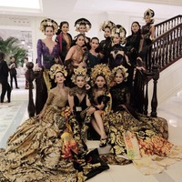 Say cheers! Inilah momen para jawara Puteri Indonesia dan model yang berpartisipasi berfoto bareng. Ayu tenan, komentar seorang netizen di Instagram. (Foto: Instagram/Puteri Indonesia)