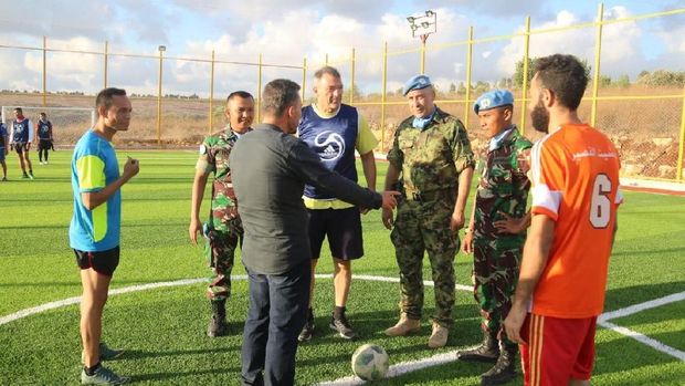 TNI Bangun Lapangan Sepak Bola untuk Warga di Lebanon