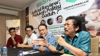 Diskusi tersebut membahas mengenai Judicial Review yang diajukan ke Mahkamah Konstitusi tentang masa jabatan Presiden dan Wakil Presiden.