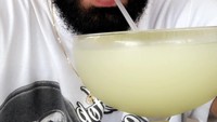 Memulai karirnya sebagai bintang cilik, Aubrey Drake Graham kini menjadi salah satu musisi paling sukses di dunia. Lewat akun Instagramnya, ia kerap membagikan minuman dan makanan kesukaannya. Foto: Instagram @champagnepapi