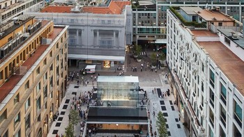 Apple Piazza Milano berada tak jauh dari Corso Vittorio Emanuele, salah satu jalan pedestrian paling populer di Milan.  Foto: Apple