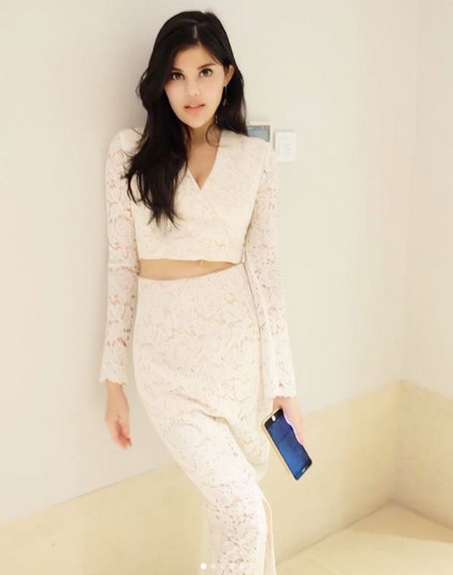 Dalam berbisnis, Dita Soedarjo juga pintar mengatur strategi. Dia tidak mau melayani nyinyiran orang mengenai bisnisnya. Ada saja yang bilang, Ah Dita kok kamu jualan nggak pakai website?. Website kan mahal yang penting pelaku untung. Aku nggak malu buat jualan online, yang penting halal dan nggak merugikan,” ujarnya menjawab nyinyiran orang lain. Foto: Dok. Instagram/ditasoedarjo