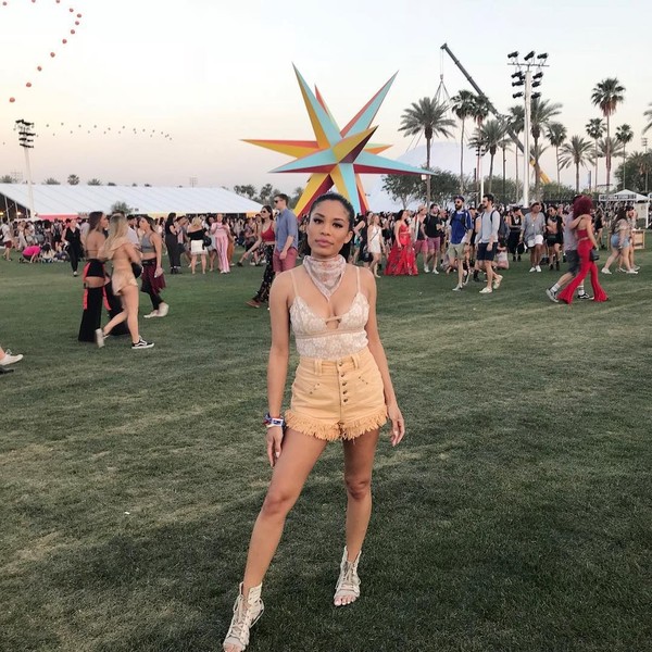 Seperti gadis seusianya, Keshia juga hobi nonton konser. Begini gayanya saat nonton Coachella, konser paling hits di kalangan anak muda AS. (Instagram/Keshia Chante) Seperti gadis seusianya, Keshia juga hobi nonton konser. Begini gayanya saat nonton Coachella, konser paling hits di kalangan anak muda AS. (Instagram/Keshia Chante)