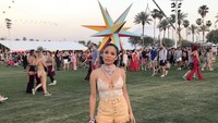 Seperti gadis seusianya, Keshia juga hobi nonton konser. Begini gayanya saat nonton Coachella, konser paling hits di kalangan anak muda AS. (Instagram/Keshia Chante)