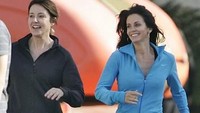 Aktris sitkom jadul Friends ini dulunya penggemar lari, namun Courteney Cox kini berusia 54 tahun juga menambah dengan Pilates, tenis, surfing, yoga, bersepeda, resistance band dan silat! Tak heran badannya masih sangat ideal. (Foto: Bauer Griffin via Zimbio)