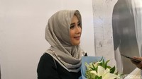 Ryana Dea mulai belajar berhijab pada bulan Mei lalu. Foto: Dyah Paramita Saraswati