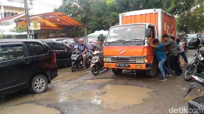 Jalan Bak Kubangan Kerbau, Warga Medan Geram