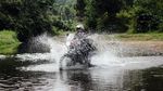 Foto: Aksi Derby Romero Touring Motor Menerabas Bromo