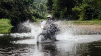 Bahkan Derby sempat memacu kencang motornya, sampai-sampai air sungai terciprat semua. (dok. Istimewa)