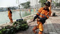 Kegiatan pembersihan danau ini pun dilakukan sejak pagi hingga sore hari.