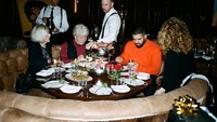 Meski sudah jadi musisi ternama di dunia, tapi Drake tetap menyempatkan waktunya untuk makan malam bersama keluarga besarnya. Foto: Instagram @champagnepapi