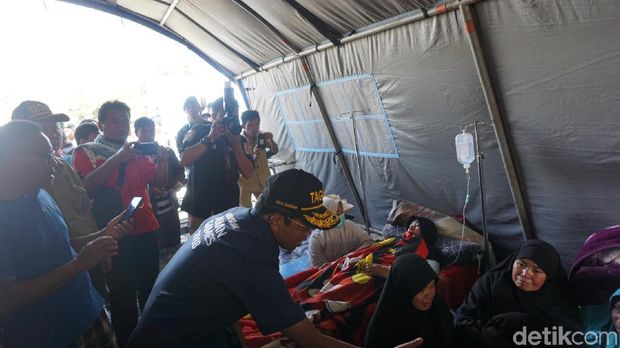  Mensos Idrus Marham menemui korban gempa NTB di posko Lombok Timur, Senin (30/7/2018)