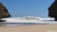 Akses ke Pantai Greweng hanya bisa dilalui dengan berjalan kaki.