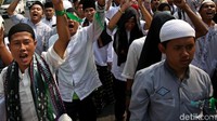 Sekitar 300-an orang rombongan Laskar Santri yang berjalan kaki dari Ciamis, Jawa Barat, tiba di kantor DPP PKB, Jakarta Pusat. 