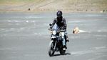 Aksi Si Ganteng Dikta Yovie & Nuno Touring Motor di Bromo