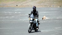 Setelah cukup istirahat, Dikta langsung menggeber motornya ke Lautan Pasir Bromo. Meski terlihat mudah, tapi ternyata tidak semudah yang dibayangkan. (dok. Istimewa)