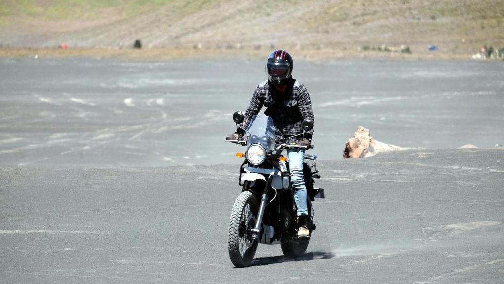 Aksi Si Ganteng Dikta Yovie & Nuno Touring Motor di Bromo Aksi Si Ganteng Dikta Yovie & Nuno Touring Motor di Bromo