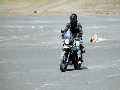 Aksi Si Ganteng Dikta Yovie & Nuno Touring Motor di Bromo Aksi Si Ganteng Dikta Yovie & Nuno Touring Motor di Bromo