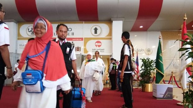 Kedatangan jemaah haji disambut karpet merah.