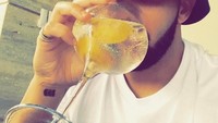 Kalau Drake paling suka meminum champagne dengan irisan buah lemon, agar rasa dinginnya semakin segar dan enak.  Foto: Instagram @champagnepapi