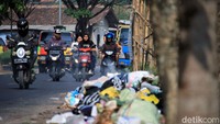 Selain itu, jika angin sedang kencang, tak jarang sampah-sampah itu berterbangan membahayakan para pengguna jalan.