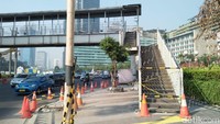 Di akses masuk tangga JPO, garis penghalang warna hitam-kuning sudah dipasang sehingga masyarakat sudah tidak bisa melewati JPO itu lagi. Ada pula kerucut-kerucut warna oranye dipasang di sekitar JPO yang hendak dirobohkan itu.. (Azizah/detikcom)