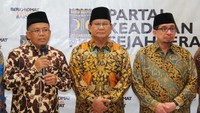 Sama halnya saat Prabowo bertandang ke kantor DPP PKS, ia masih mengenakan batik yang sama seperti menjamu SBY di hari yang sama. Bedanya, kali ini Prabowo mengenakan peci hitam. (Foto: dok. PKS)