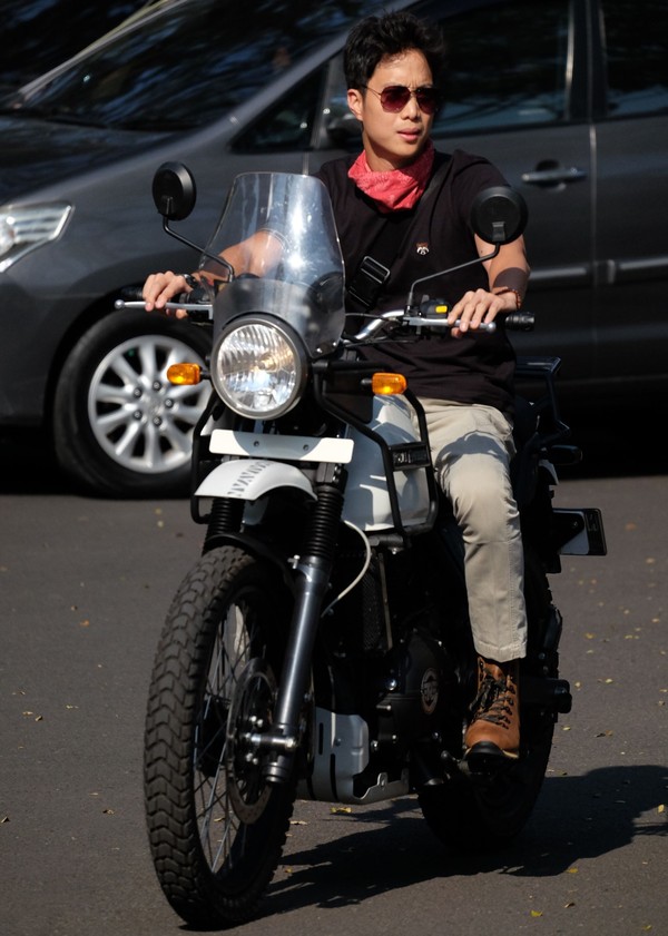 Begini aksi Dikta, vokalis ganteng band Yovie and Nuno saat touring motor Royal Enfield Himalayan ke Bromo pekan lalu. Dikta memang hobi menggeber motor. (dok. Istimewa)