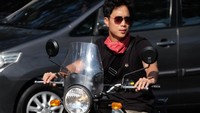 Begini aksi Dikta, vokalis ganteng band Yovie and Nuno saat touring motor Royal Enfield Himalayan ke Bromo pekan lalu. Dikta memang hobi menggeber motor. (dok. Istimewa)