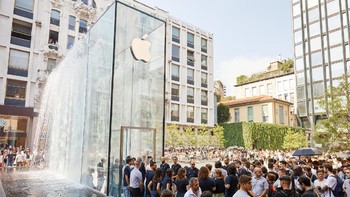 Mengusung konsep alun-alun di bagian atas, toko di bawah. Foto: Apple