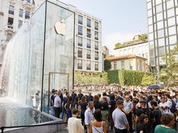Segarnya Toko Apple di Milan Berdinding Air Mancur