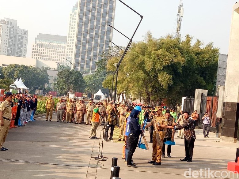 Anies Pimpin Apel Kebersihan Area Trotoar dan Kawasan SUGBK Anies Pimpin Apel Kebersihan Area Trotoar dan Kawasan SUGBK