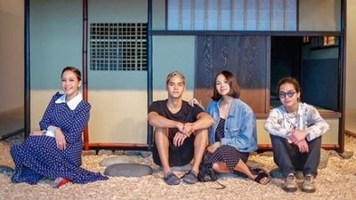 Gaya Maia Estianty Bersama Calon Mantu saat Liburan di Jepang