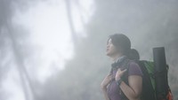 Begini nih gaya Dellie saat naik gunung (delliedinda/Instagram)
