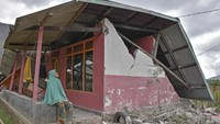 Seorang warga meratapi rumahnya yang rusak akibat gempa berkekuatan 6,4 SR yang menggetarkan wilayah Lombok, Nusa Tenggara Barat. Antara Foto/Ahmad Subaidi.