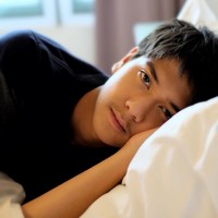 Berkat sejumlah unggahan foto di Instagram, Iqbaal Dilan sukses bikin wanita tak berkedip dari layar handphone mereka. Berpose di tempat tidur, ketampanan Iqbaal seolah menyihir para penggemar. Tak hanya remaja seumuran Iqbal, kakak-kakak dan ibu-ibu pun sulit menghindar dari pesona Iqbaal. Foto: Instagram @ryanogilvy