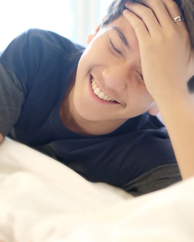 Berkumis tipis, Iqbaal tampak lebih maskulin. Dalam foto berikut terlihat jika pemain film yang baru lulus dari United World Colleges (UWC), New Meksiko, Amerika Serikat tersebut punya bulu mata yang cukup lentik. Wajahnya pun terlihat flawless. Foto: Instagram @ryanogilvy