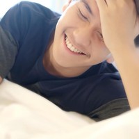 Berkumis tipis, Iqbaal tampak lebih maskulin. Dalam foto berikut terlihat jika pemain film yang baru lulus dari United World Colleges (UWC), New Meksiko, Amerika Serikat tersebut punya bulu mata yang cukup lentik. Wajahnya pun terlihat flawless. Foto: Instagram @ryanogilvy