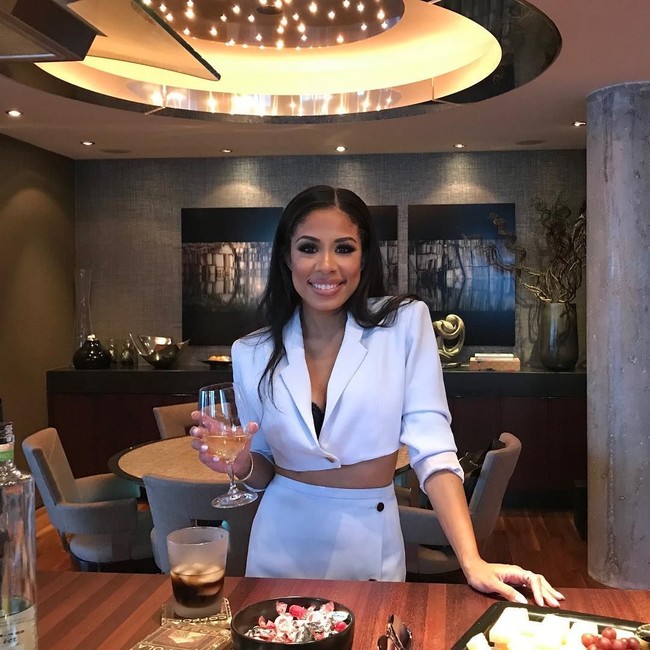 Lewat lagu, Drake tak hanya mengungkap soal cintanya ke pacar pertamanya. Di lagu lain di album kelimanya, Scorpion, Drake mengungkap bila dia telah memiliki seorang anak, namun memiliki masalah dengan ibu si anak, Sophie Brussaux. Foto: Dok. Instagram/Keshia Chante