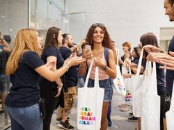Segarnya Toko Apple di Milan Berdinding Air Mancur