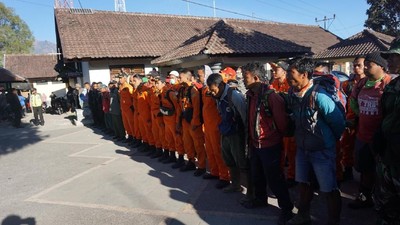 Foto Evakuasi Ratusan Pendaki yang Terjebak di Rinjani Dilanjut