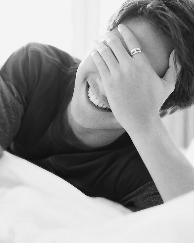 Berpose menutupi wajah, ketampanan Iqbaal Ramadhan tetap tidak bisa disembunyikan. Tak heran jika para wanita ramai berkomentar. Astaga, bangun itdur diliatin begini. Hahaha lunglai, tulis artis Ririn Ekawati. Pusing lihatnya, kata selebgram Mega Iskanti. Duh gimana ya, lemas, tulis netizen bernama Atika. Foto: Instagram @ryanogilvy