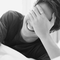 Berpose menutupi wajah, ketampanan Iqbaal Ramadhan tetap tidak bisa disembunyikan. Tak heran jika para wanita ramai berkomentar. Astaga, bangun itdur diliatin begini. Hahaha lunglai, tulis artis Ririn Ekawati. Pusing lihatnya, kata selebgram Mega Iskanti. Duh gimana ya, lemas, tulis netizen bernama Atika. Foto: Instagram @ryanogilvy