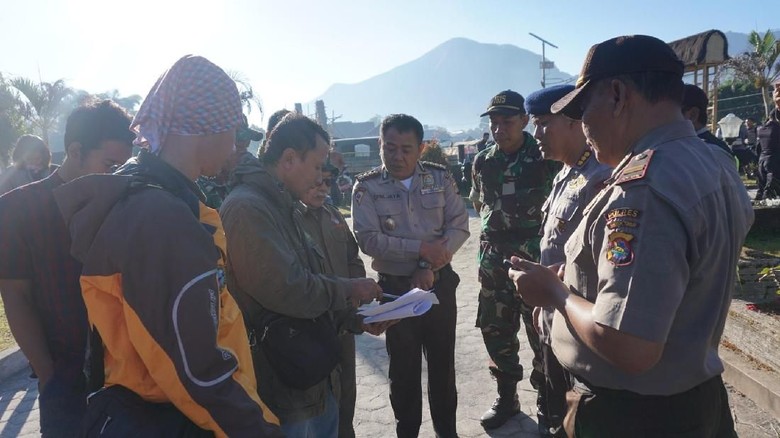 2 Helikopter Disiagakan Evakuasi Ratusan Pendaki di Gunung Rinjani 2 Helikopter Disiagakan Evakuasi Ratusan Pendaki di Gunung Rinjani