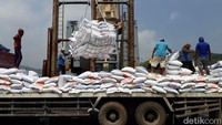 Setelah melalui proses pemeriksaan, proses bongkar muat langsung dilakukan. Pantauan detikcom di Pelabuhan Merak Mas, puluhan truk berjejer menunggu giliran untuk mengkut beras impor ke gudang Bulog di Cikande.