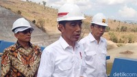 Jokowi memberikan keterangan pers usai meresmikan bendungan.